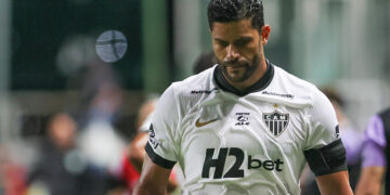 Brésil : bagarre générale en finale, l’arbitre sort 23 cartons rouges dans un chaos total !