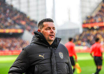 RC Lens : la discussion tactique entre Pierre Sage et un jeune fan intrigue les supporters