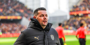 RC Lens : la discussion tactique entre Pierre Sage et un jeune fan intrigue les supporters