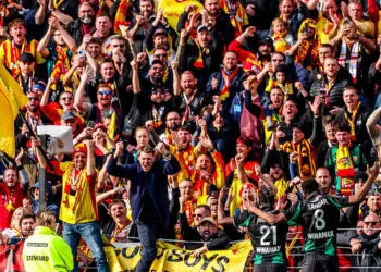 RC Lens : scène rare à Bollaert, compagnes des joueurs et supporters célèbrent ensemble