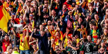 RC Lens : scène rare à Bollaert, compagnes des joueurs et supporters célèbrent ensemble