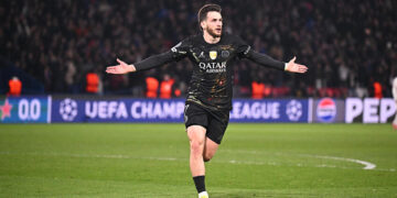 PSG : Avant son entrée, le regard de Kvaratskhelia en dit long !