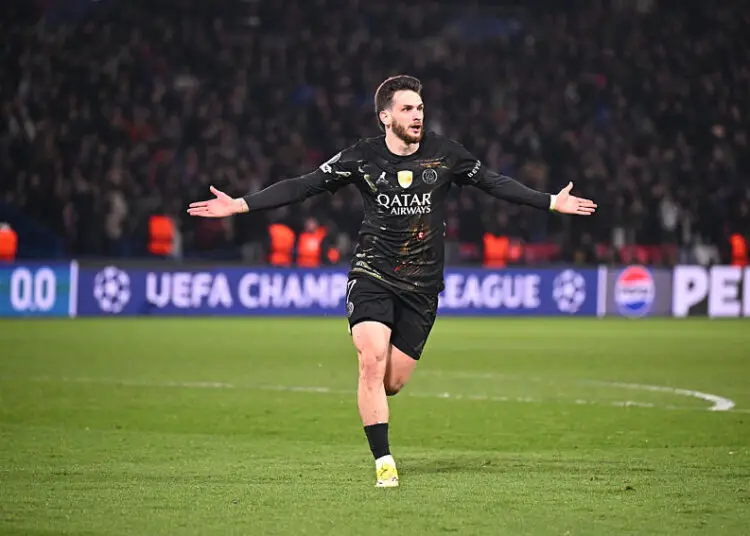 PSG : Avant son entrée, le regard de Kvaratskhelia en dit long !