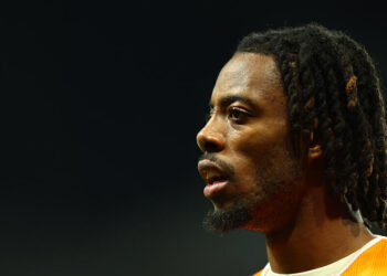 Elye Wahi en mode espion derrière Luis Enrique et Senny Mayulu