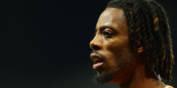 Elye Wahi en mode espion derrière Luis Enrique et Senny Mayulu