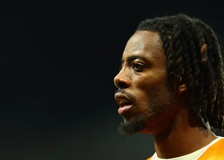 Elye Wahi en mode espion derrière Luis Enrique et Senny Mayulu