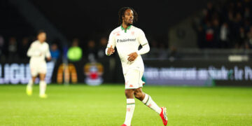 PSG – Nice : Elye Wahi espionne Luis Enrique en plein match