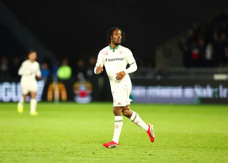 PSG – Nice : Elye Wahi espionne Luis Enrique en plein match