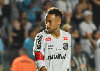 Neymar acclamé par le public, Carlo Ancelotti ne réagit pas