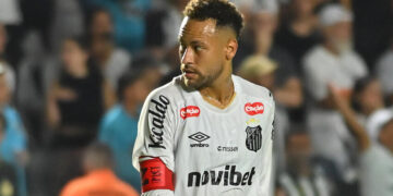 Neymar acclamé par le public, Carlo Ancelotti ne réagit pas