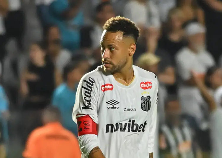 Neymar acclamé par le public, Carlo Ancelotti ne réagit pas