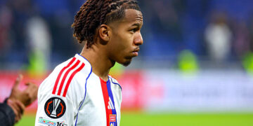 Kango enflamme la salle pour son bizutage !