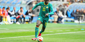 Le Sénégal dévoile son trophée au Maroc avant d’affronter le Pérou : un geste qui intrigue !