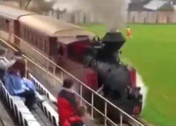 La scène paraît irréelle… pourtant un train passe bien dans ce stade !