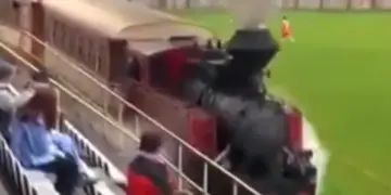 La scène paraît irréelle… pourtant un train passe bien dans ce stade !