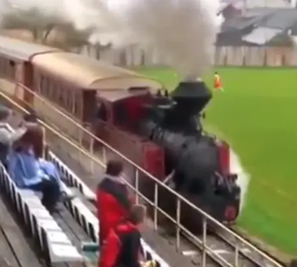 La scène paraît irréelle… pourtant un train passe bien dans ce stade !