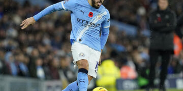 Rayan Cherki choque tout le monde : aperçu avec le maillot de Liverpool FC sur le banc de Manchester City