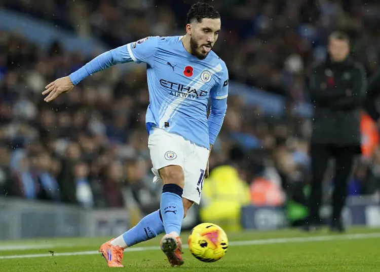 Rayan Cherki choque tout le monde : aperçu avec le maillot de Liverpool FC sur le banc de Manchester City