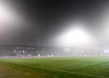 Reims sous haute tension : des supporters cagoulés envahissent la scène et font face aux joueurs