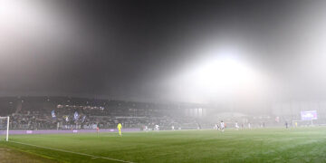 Reims sous haute tension : des supporters cagoulés envahissent la scène et font face aux joueurs