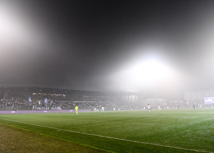 Reims sous haute tension : des supporters cagoulés envahissent la scène et font face aux joueurs