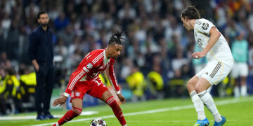 Un mec en slip débarque devant le bus du Real Madrid avant le choc face au Bayern Munich
