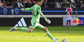 Lorient – Paris FC : Kevin Trapp en mode supporter au Moustoir, il a oublié qu’il était gardien