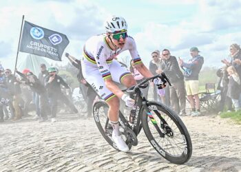 Cyclisme : des coureurs grillent un feu au Tour des Flandres, enquête choc ouverte