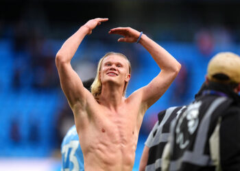 Erling Haaland enlève ses vêtements : célébration XXL après City–Arsenal