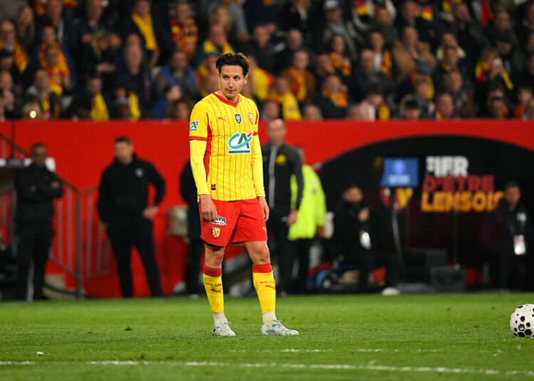 Avant la demi-finale, Florian Thauvin et Ruben Aguilar allument un cierge : un geste qui intrigue avant RC Lens