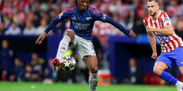 Gazon à 26 mm : Arsenal dénonce un coup tordu, l’UEFA valide mais la polémique enfle