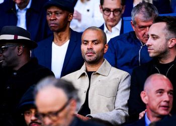 Tony Parker en première classe, ses enfants à l’arrière : son choix divise les internautes !