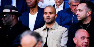 Tony Parker en première classe, ses enfants à l’arrière : son choix divise les internautes !