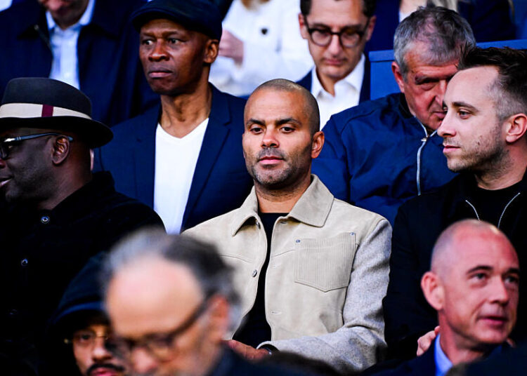 Tony Parker en première classe, ses enfants à l’arrière : son choix divise les internautes !