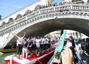 Folie à Venise : le Venezia FC envahit les gondoles pour célébrer son retour en Serie A !