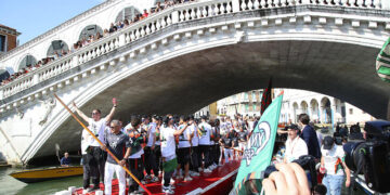Folie à Venise : le Venezia FC envahit les gondoles pour célébrer son retour en Serie A !
