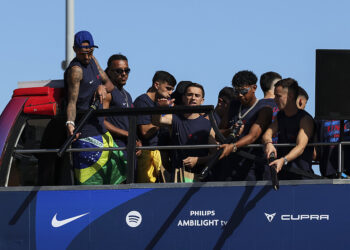 FC Barcelona : Lamine Yamal provoque la polémique après la parade du titre avec un geste très remarqué