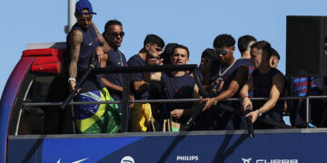 FC Barcelona : Lamine Yamal provoque la polémique après la parade du titre avec un geste très remarqué