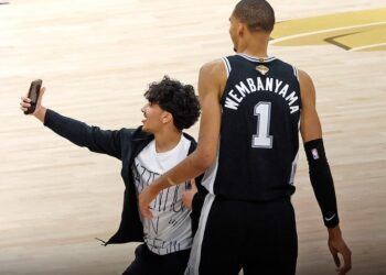 Un selfie avec Wembanyama lui coûte une exclusion à vie de la NBA !