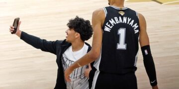 Un selfie avec Wembanyama lui coûte une exclusion à vie de la NBA !