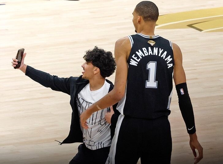 Un selfie avec Wembanyama lui coûte une exclusion à vie de la NBA !