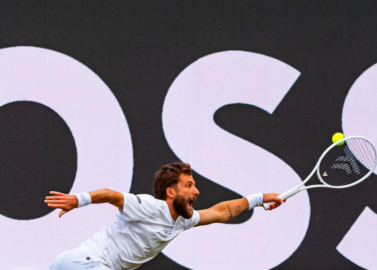 Queen’s Club : Moutet pète les plombs en direct, la BBC coupe tout !