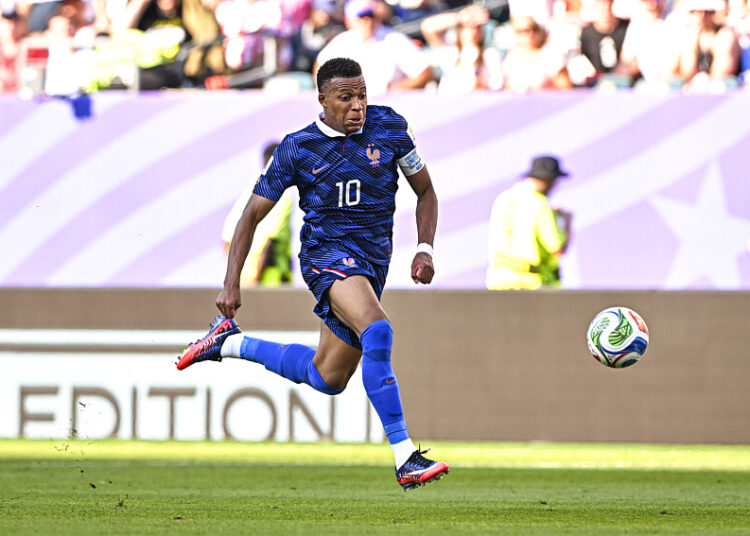 La FFF contre-attaque après les insultes racistes visant Mbappé